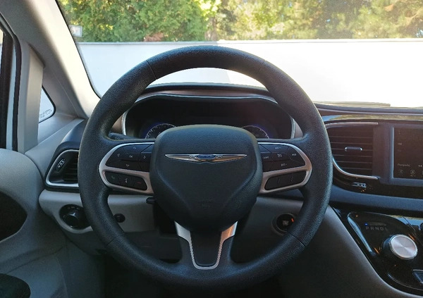 Chrysler Pacifica cena 99900 przebieg: 66800, rok produkcji 2018 z Piaseczno małe 172